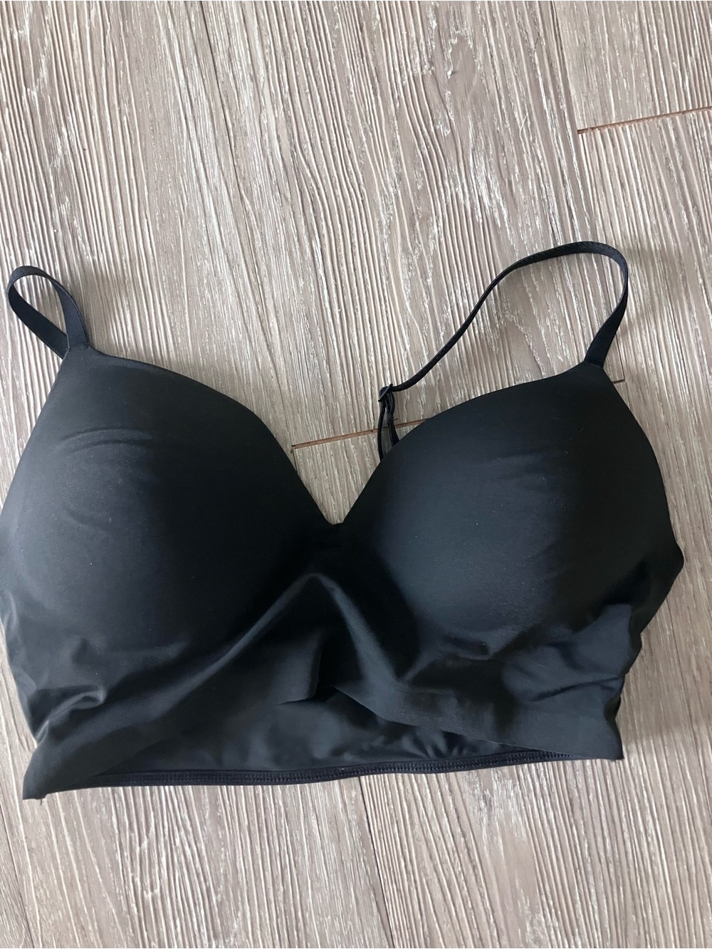 TRUEANDCO Seamless Wireless V-Neck Bralette - Black worn 1x